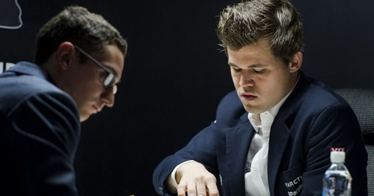 Magnus Carlsen a Fabiano Caruana pri šachovnici