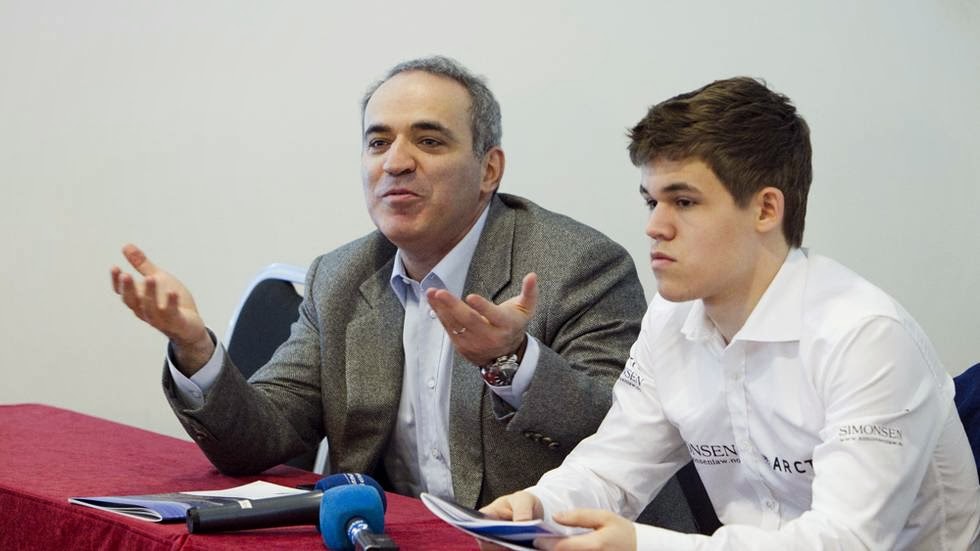 Šachový tréner pracujúci so študentom pri šachovnici